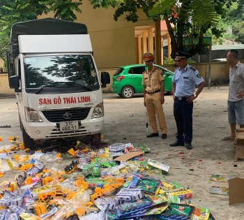 Nghệ An: Phát hiện phương tiện vận chuyển 500 món đồ chơi trẻ em không rõ nguồn gốc