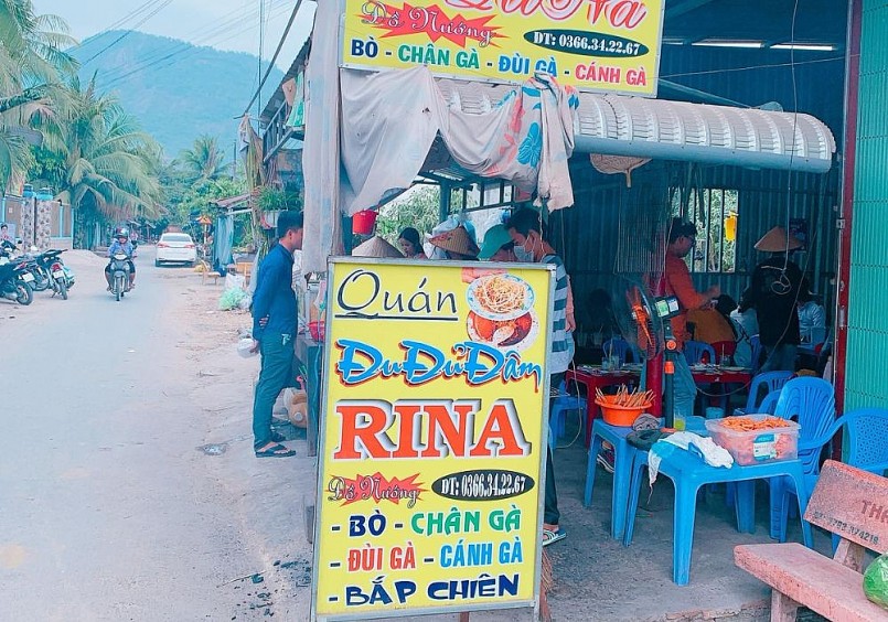 Không gian quán Ri Na tuy không quá lớn nhưng lúc nào cũng nườm nượp người 