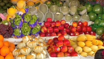 Trái cây ngoại giá rẻ bất ngờ, cua lông Thượng Hải giá hàng triệu đồng/kg vẫn được lùng mua