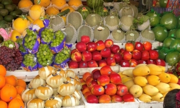 Trái cây ngoại giá rẻ bất ngờ, cua lông Thượng Hải giá hàng triệu đồng/kg vẫn được lùng mua