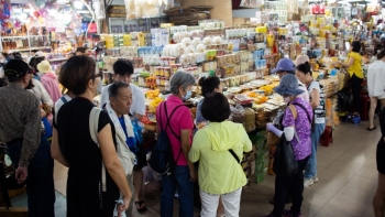 Chợ truyền thống giữa lòng Đà Nẵng đông đúc du khách đến mua sắm