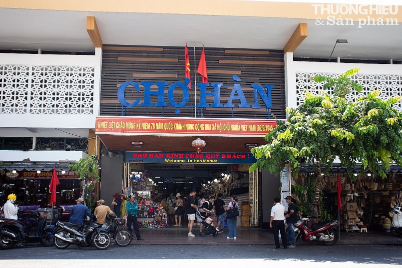 Chợ truyền thống giữa lòng Đà Nẵng đông đúc du khách đến mua sắm