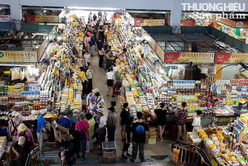 Chợ truyền thống giữa lòng Đà Nẵng đông đúc du khách đến mua sắm