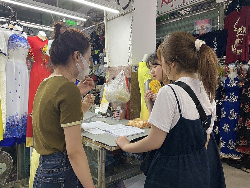 Chợ truyền thống giữa lòng Đà Nẵng đông đúc du khách đến mua sắm