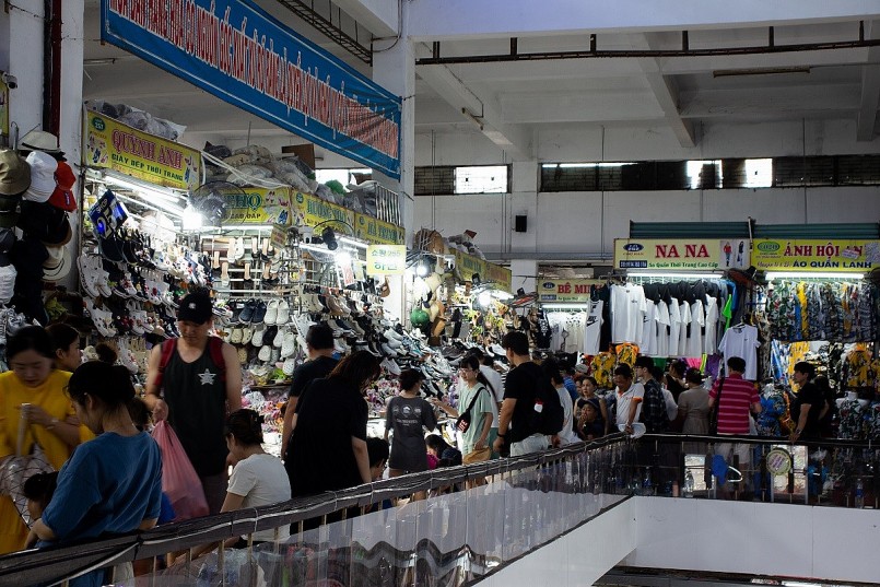 Chợ truyền thống giữa lòng Đà Nẵng đông đúc du khách đến mua sắm