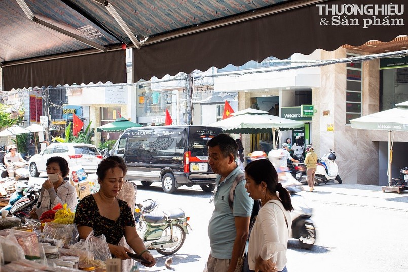 Chợ truyền thống giữa lòng Đà Nẵng đông đúc du khách đến mua sắm