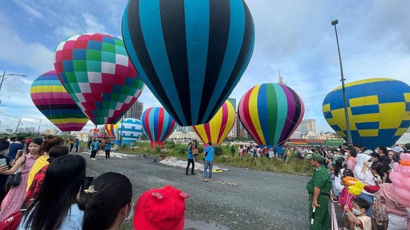 Hoạt động thả khinh khí cầu trong dịp nghỉ lễ tại TP.HCM