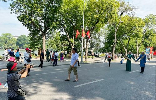 Hà Nội thu hút đông đảo người dân và du khách đến tham quan nhân dịp nghỉ lễ Quốc khánh 2/9 Hà Nội thu hút đông đảo người dân và du khách đến tham quan nhân dịp nghỉ lễ Quốc khánh 2/9