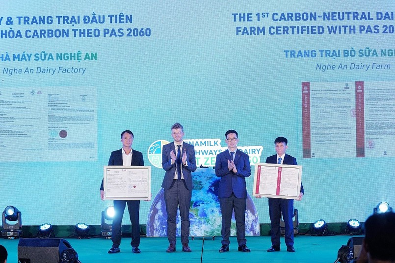 Vinamilk là công ty sữa đầu tiên tại Việt Nam có cả nhà máy và trang trại đạt trung hòa carbon theo tiêu chuẩn PAS 2060:2014 Vinamilk là công ty sữa đầu tiên tại Việt Nam có cả nhà máy và trang trại đạt trung hòa carbon theo tiêu chuẩn PAS 2060:2014