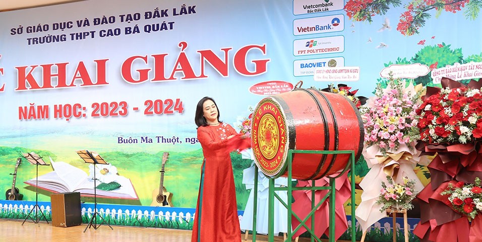 Hiệu trưởng Trường THPT Cao Bá Quát đánh trống Khai giảng năm học mới 2023-2024.