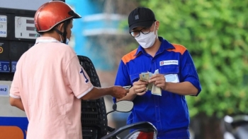 Giá xăng dầu đồng loạt tăng, xăng RON 95 áp sát 25.000 đồng/lít
