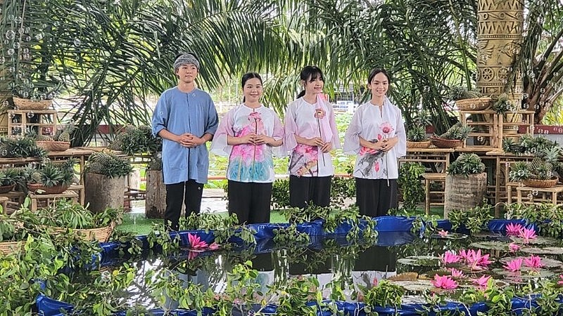  Một số mẫu áo bà ba được chọn trình diễn. (Ảnh: Báo Hậu Giang)