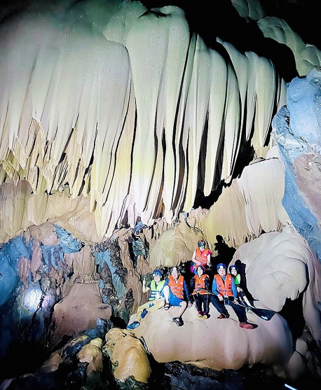 Hang động Sơn Nữ có những khối thạch nhũ rất đẹp