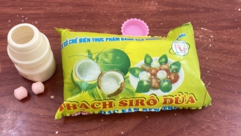 25 học sinh tiểu học nghi bị ngộ độc sau khi ăn kẹo bán ở cổng trường