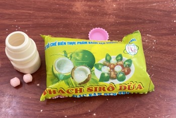 25 học sinh tiểu học nghi bị ngộ độc sau khi ăn kẹo bán ở cổng trường