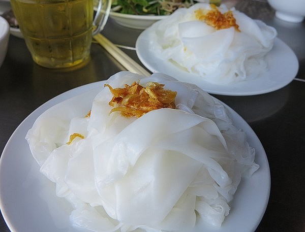 người thợ tráng bánh tạo được lớp bánh ướt thật mỏng nhưng lại không bị rách