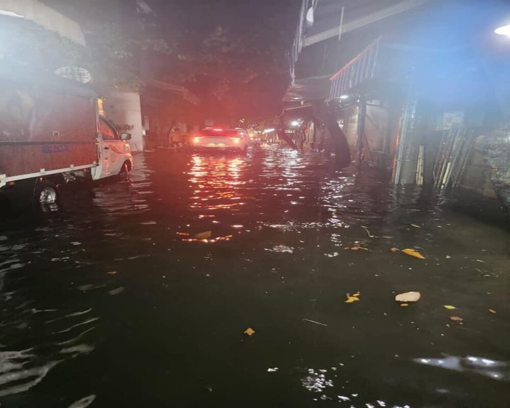 Nhiều tuyến đường, con hẻm ở Đà Nẵng ngập nước sau cơn mưa