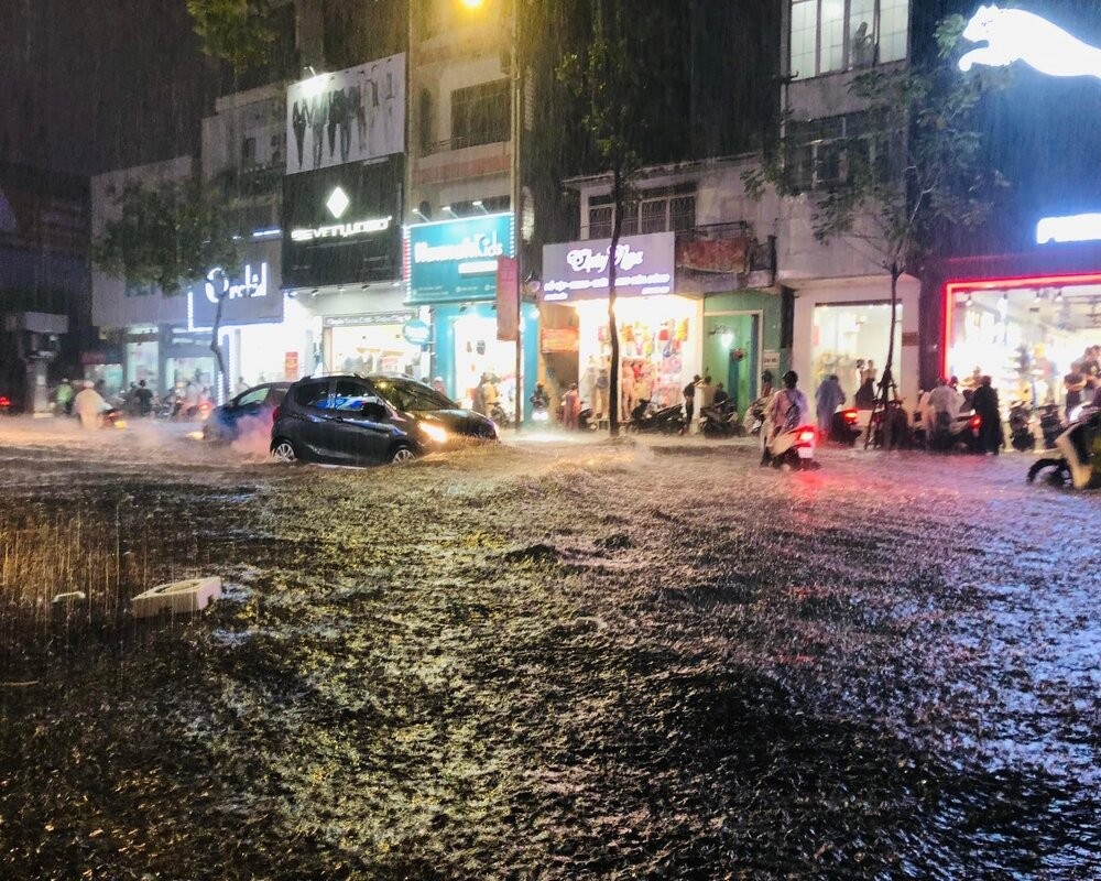 Nhiều tuyến đường, con hẻm ở Đà Nẵng ngập nước sau cơn mưa
