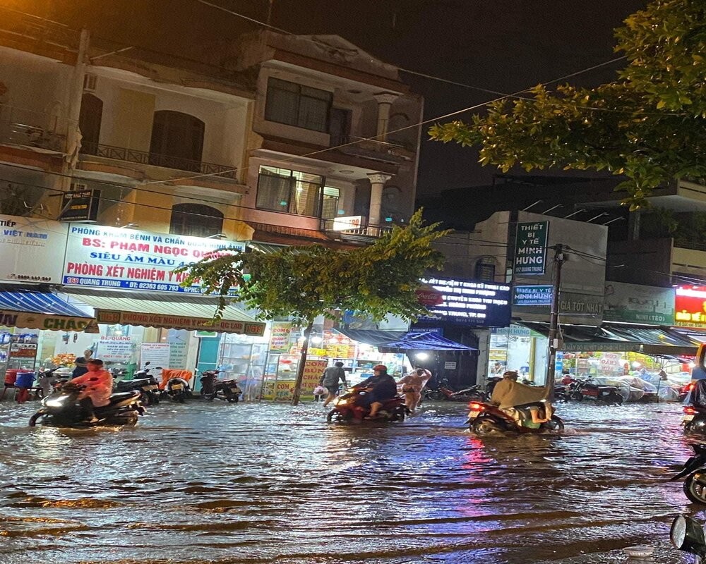 Nhiều tuyến đường, con hẻm ở Đà Nẵng ngập nước sau cơn mưa