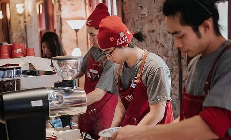 Barista pha chế đồ uống cho khách hàng