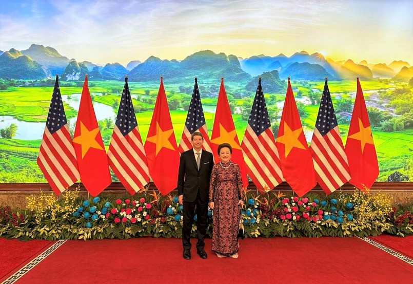 Ông Scott A. Nathan - Tổng Giám đốc DFC và bà Nguyễn Thị Nga - Phó Chủ tịch TT HĐQT SeABank gặp gỡ và trao đổi Bên lề Hội nghị cấp cao Việt Nam – Hoa Kỳ về Đầu tư và Đổi mới sáng tạo trong khuôn khổ chuyến thăm cấp nhà nước của Tổng thống Mỹ Joe Biden tới Việt Nam