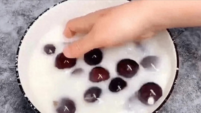 Nho Trung Quốc giá rẻ hơn rau, thương lái ngày bán cả tấn, nhưng đâu mới là cách rửa chuẩn nhất?