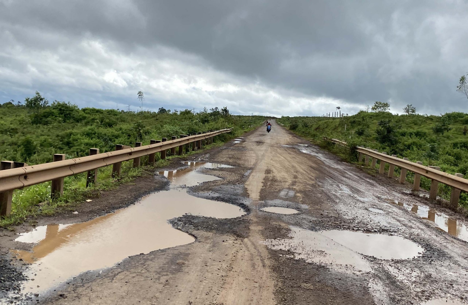 Rùng mình với ổ voi ổ gà trên con đường 100 tỷ Rùng mình với ổ voi ổ gà trên con đường 100 tỷ