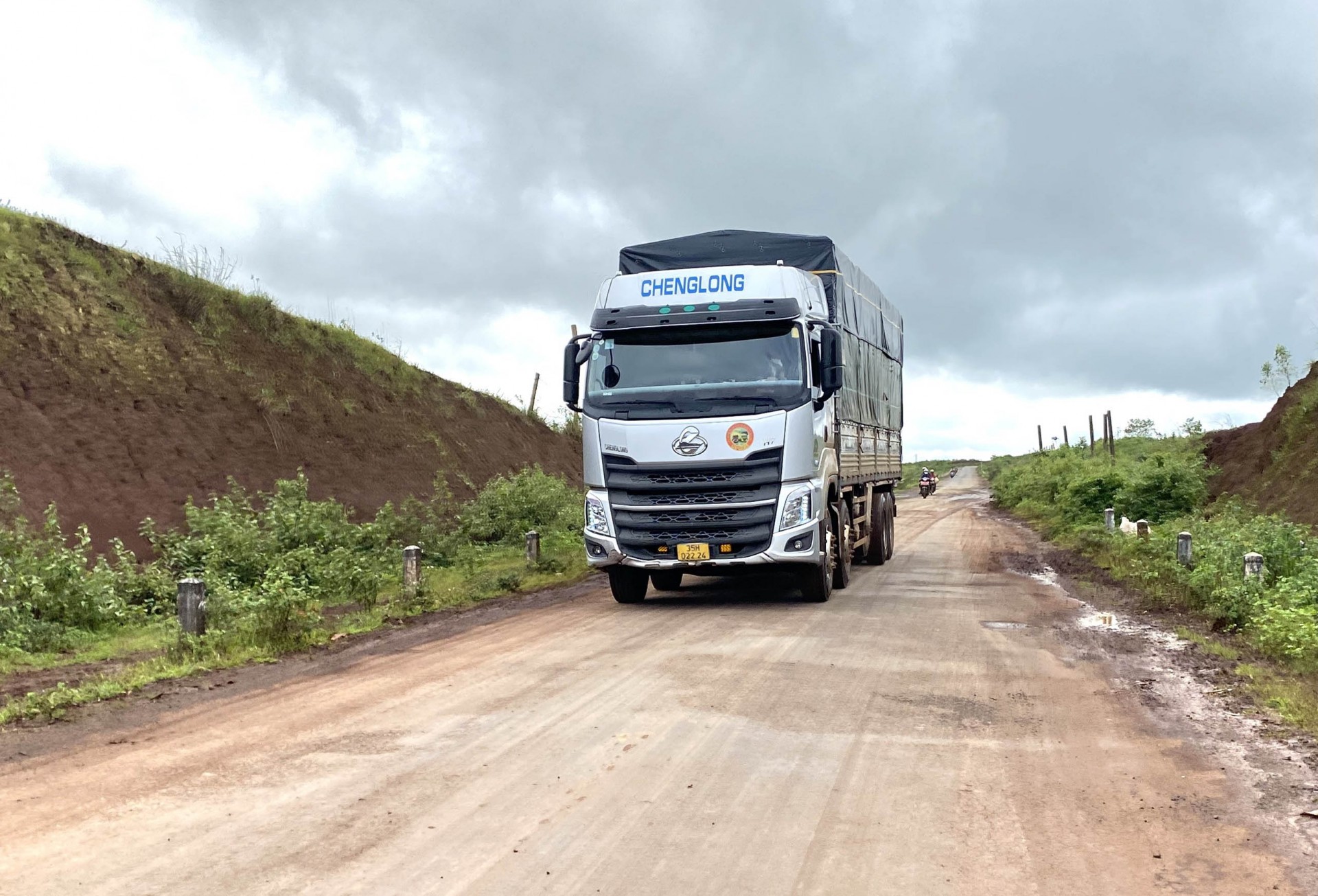 Rùng mình với ổ voi ổ gà trên con đường 100 tỷ Rùng mình với ổ voi ổ gà trên con đường 100 tỷ