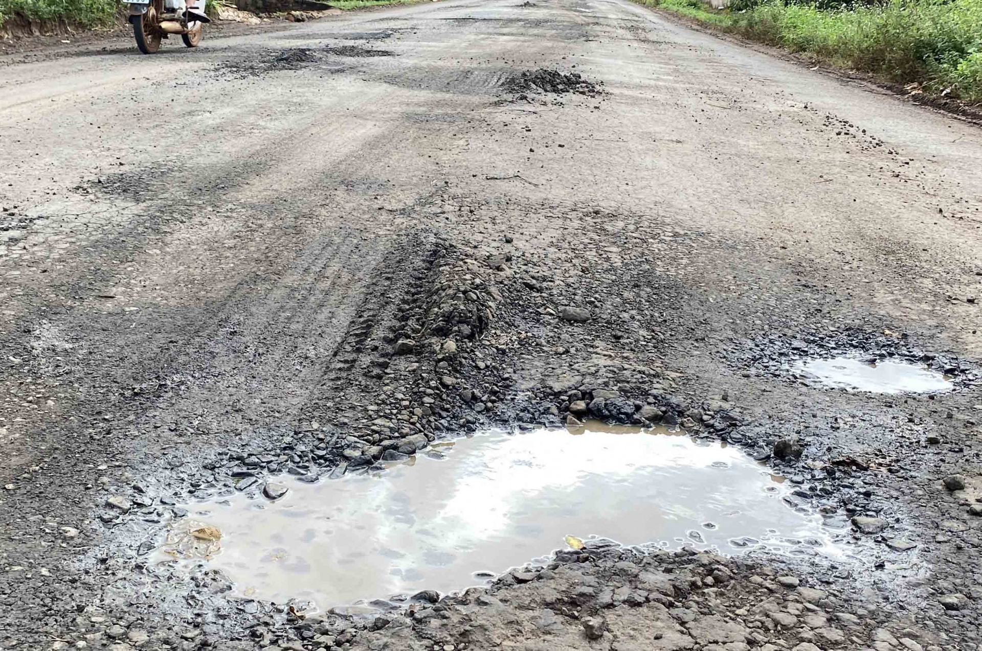 Rùng mình với ổ voi ổ gà trên con đường 100 tỷ Rùng mình với ổ voi ổ gà trên con đường 100 tỷ