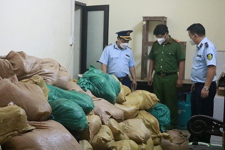 Đội QLTT số 2 phối hợp với Đội điều tra Công an huyện Bát Xát đang thực hiện thu giữ lô hàng để xử lý theo quy định của pháp luật hiện hành.