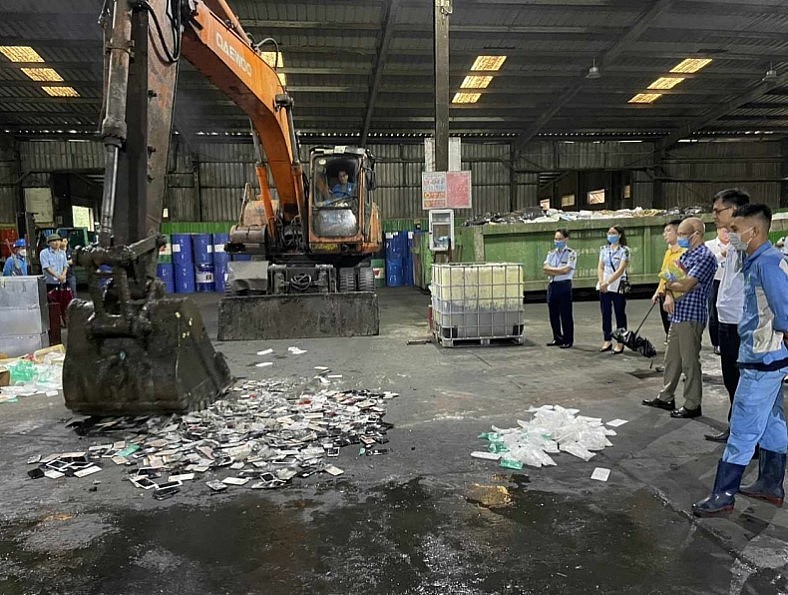 Điện thoại di động Iphone và các trang thiết bị ngụy trang nghe nhìn, tai nghe, camera được xe ủi dầm vỡ nát. Điện thoại di động Iphone và các trang thiết bị ngụy trang nghe nhìn, tai nghe, camera được xe ủi dầm vỡ nát.