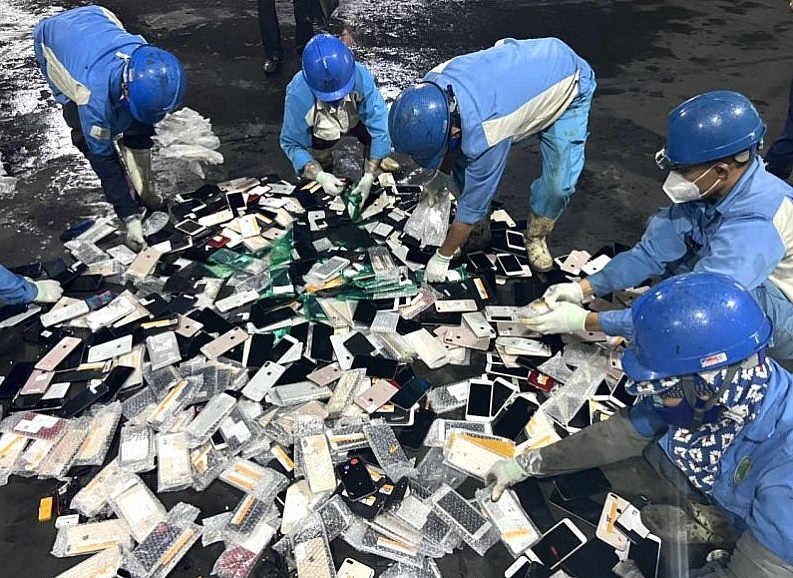 Tiêu huỷ 379 chiếc iphone 8 plus, 243 chiếc iphone XSmax và các trang thiết bị ngụy trang nghe nhìn. Tiêu huỷ 379 chiếc iphone 8 plus, 243 chiếc iphone XSmax và các trang thiết bị ngụy trang nghe nhìn.