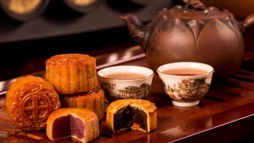 Bánh trung thu ăn thừa có nên cất đi mai ăn tiếp không: Bác sĩ dinh dưỡng tiết lộ "sự thật"