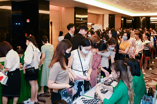 Dòng người xếp hàng dài chờ check-in tham gia sự kiện Dòng người xếp hàng dài chờ check-in tham gia sự kiện