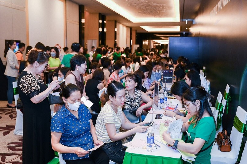 Đội ngũ nhân viên của Thu Cúc nhiệt tình đón tiếp và tư vấn cho khách hàng Đội ngũ nhân viên của Thu Cúc nhiệt tình đón tiếp và tư vấn cho khách hàng