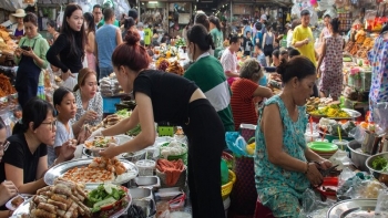 Du khách thích thú khi thưởng thức ẩm thực tại chợ đặc sản xứ Đà Thành