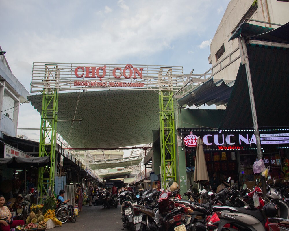 Du khách thích thú khi thưởng thức ẩm thực tại ngôi chợ đặc sản xứ Đà Thành