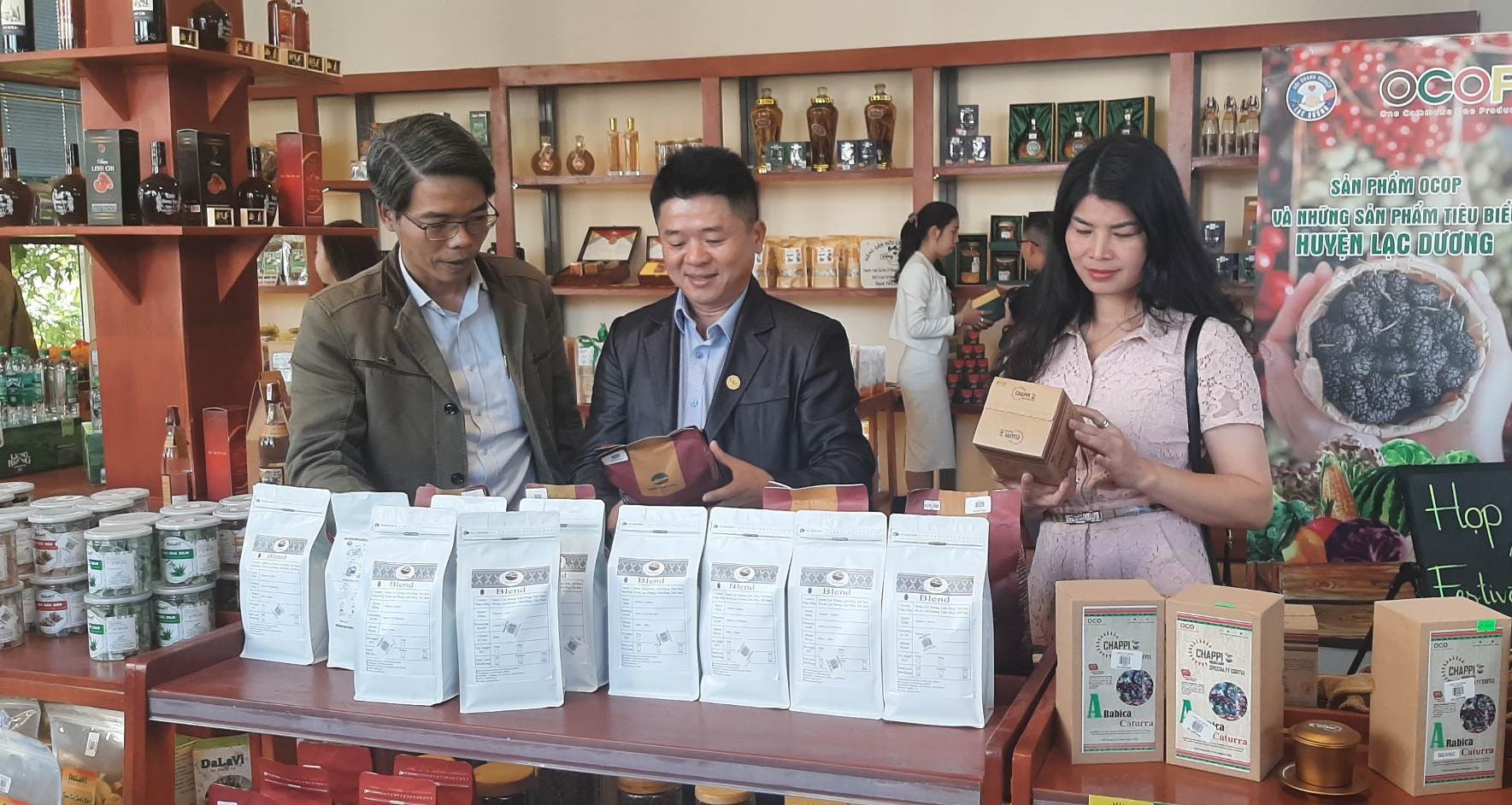. Du khách tham quan và mua sắm tại Trung tâm giới thiệu sản phẩm OCOP huyện Lạc Dương.
