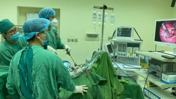 Nhập viện phẫu thuật vì ăn 5 quả hồng lúc đói