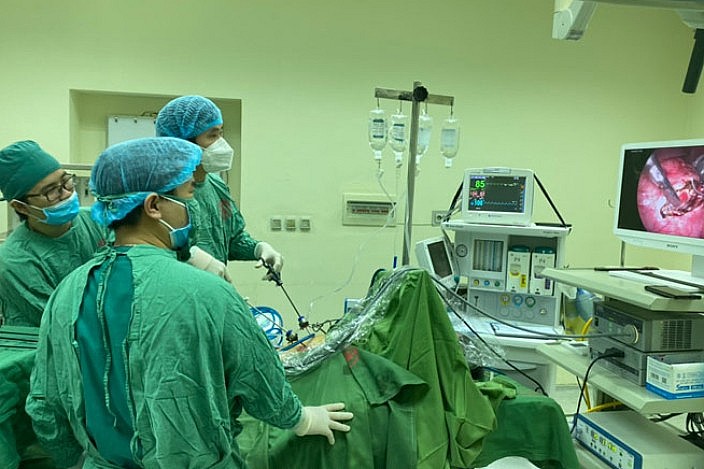 Các bác sĩ nội soi gắp bã thức ăn do quả hồng. Ảnh: BVCC. 