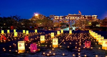 Du khách háo hức với Chương trình Đêm rằm Hoàng cung và Hội đèn lồng Huế 2023