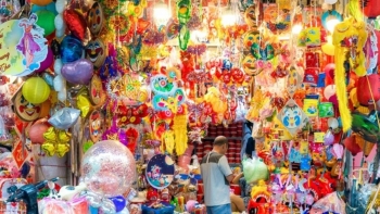 Phố Hàng Mã rực rỡ "thay áo mới" trước dịp Tết Trung thu