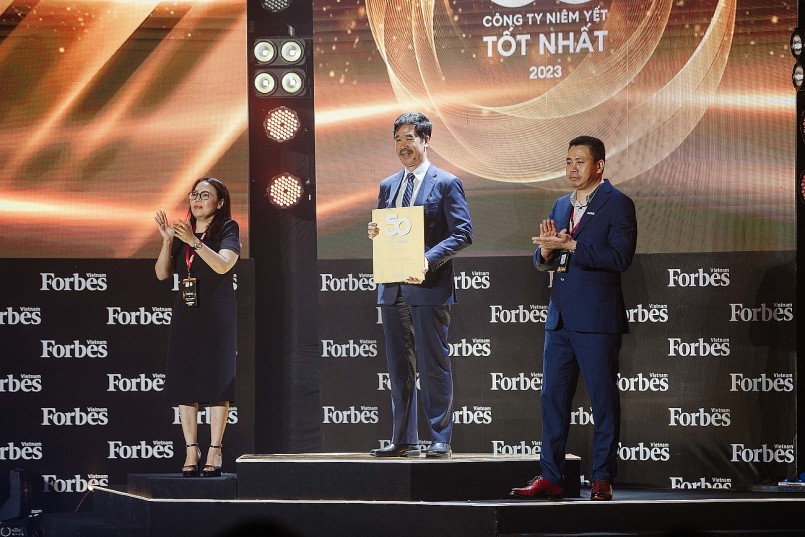 Ông Nguyễn Quốc Khánh - Giám đốc điều hành Nghiên cứu & Phát triển Vinamilk - đón nhận danh hiệu Top 50 Công ty niêm yết tốt nhất Việt Nam năm 2023 Ông Nguyễn Quốc Khánh - Giám đốc điều hành Nghiên cứu & Phát triển Vinamilk - đón nhận danh hiệu Top 50 Công ty niêm yết tốt nhất Việt Nam năm 2023