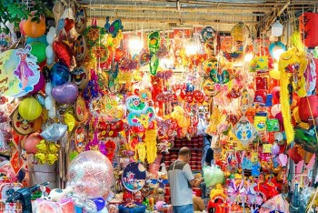 Phố Hàng Mã rực rỡ "thay áo mới" trước dịp Tết Trung thu
