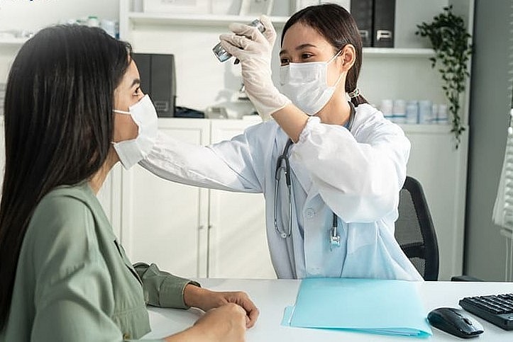 Khi bị đau mắt đỏ , bạn nên đi khám tại các cơ sở khám chữa bệnh để xác định được nguyên nhân gây bệnh và có hướng điều trị Khi bị đau mắt đỏ , bạn nên đi khám tại các cơ sở khám chữa bệnh để xác định được nguyên nhân gây bệnh và có hướng điều trị