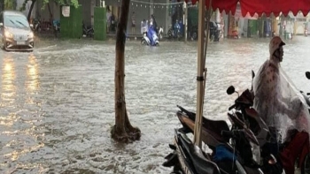 Mưa to liên tục trong nhiều giờ đồng hồ, đường phố Đà Nẵng biến thành sông