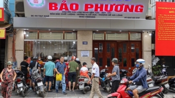 Bánh trung thu Bảo Phương bị chê cứng, nhân bánh khô