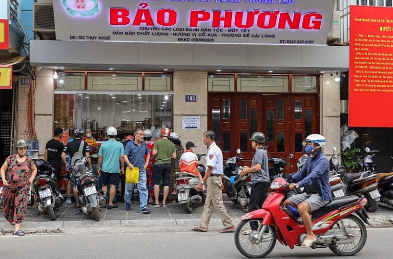 Bánh trung thu Bảo Phương một cửa hàng khác cũng tấp nập người mua.