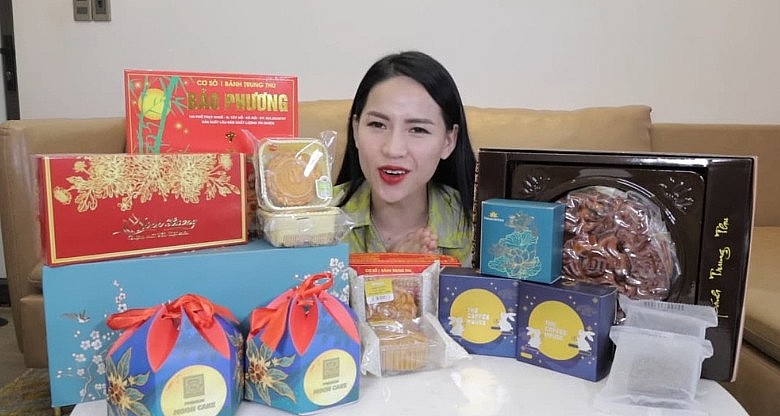 Võ Hà Linh review về bánh trung thu Bảo Phương gây nhiều tranh cãi