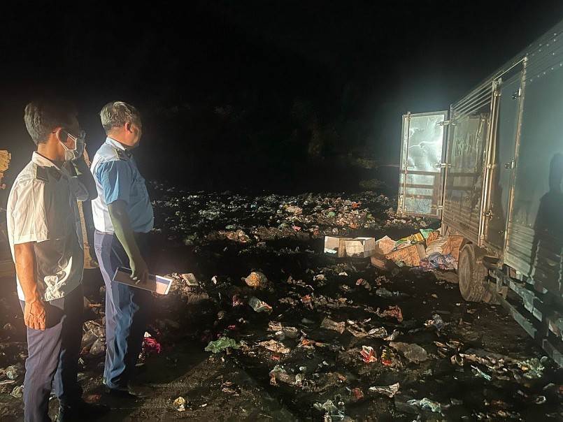 Lực lượng chức năng giám sát việc tiêu hủy hàng hóa. Đến 23:00 cùng ngày, việc tiêu hủy hoàn tất Lực lượng chức năng giám sát việc tiêu hủy hàng hóa. Đến 23:00 cùng ngày, việc tiêu hủy hoàn tất